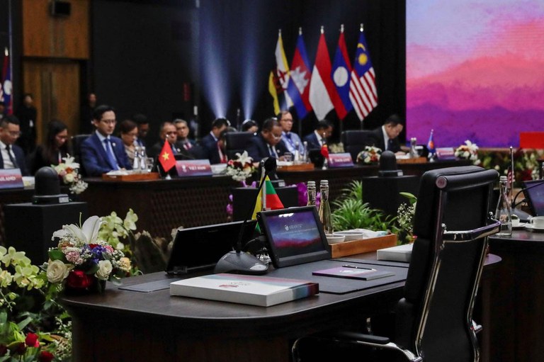 အင်ဒိုနီးရှားနိုင်ငံ ဂျာကာတာမြို့တွင် ၂၀၂၃ ခုနှစ်၊ စက်တင်ဘာလ ၄ ရက်နေ့က ကျင်းပသည့် အာဆီယံအစည်းအဝေးတွင် မြန်မာကိုယ်စားပြုနေရာ လစ်လပ်နေစဉ်။ (Photo: Mast IRHAM / POOL / AFP)