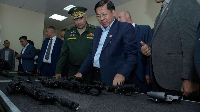 စစ်ခေါင်းဆောင် ဗိုလ်ချုပ်မှူးကြီး မင်းအောင်လှိုင်နှင့်အဖွဲ့ ရုရှားနိုင်ငံ Novosibirsk မြို့ရှိ Higher Military Command School တွင် စစ်လက်နက်ပစ္စည်းများအား ၂၀၂၂ ခုနှစ်၊ ဇူလိုင်လ ၁၆ ရက်နေ့က ကြည့်ရှုနေကြစဥ်။ (Photo: Myanmar Military)