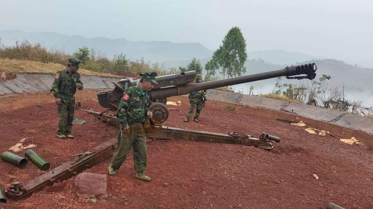နမ့်ဖတ်ကာအခြေစိုက် စစ်ကောင်စီတပ်စခန်းကို သိမ်းပိုက်ခဲ့သည့် KIA တပ်ဖွဲ့ဝင်အချို့အား ၂၀၂၄ ခုနှစ် ဇန်နဝါရီလ ၂၄ ရက်နေ့က တွေ့ရစဉ်။ (Citizen Photo)