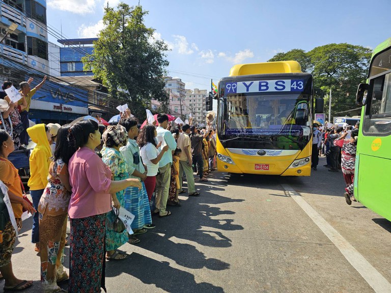ရန်ကုန်မြို့၊ အင်းစိန်အကျဉ်းထောင်ရှေ့တွင် စောင့်ဆိုင်းနေကြသူများအား ၂၀၂၅ ခုနှစ်၊ ဇန်နဝါရီလ ၄ ရက်နေ့က တွေ့ရစဉ်။ (Photo: RFA)