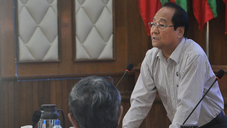 ကချင်ပြည်နယ် ဝန်ကြီးချုပ် ဒေါက်တာ ခက်အောင်အား တွေ့ရစဉ်။ (Photo: RFA)
