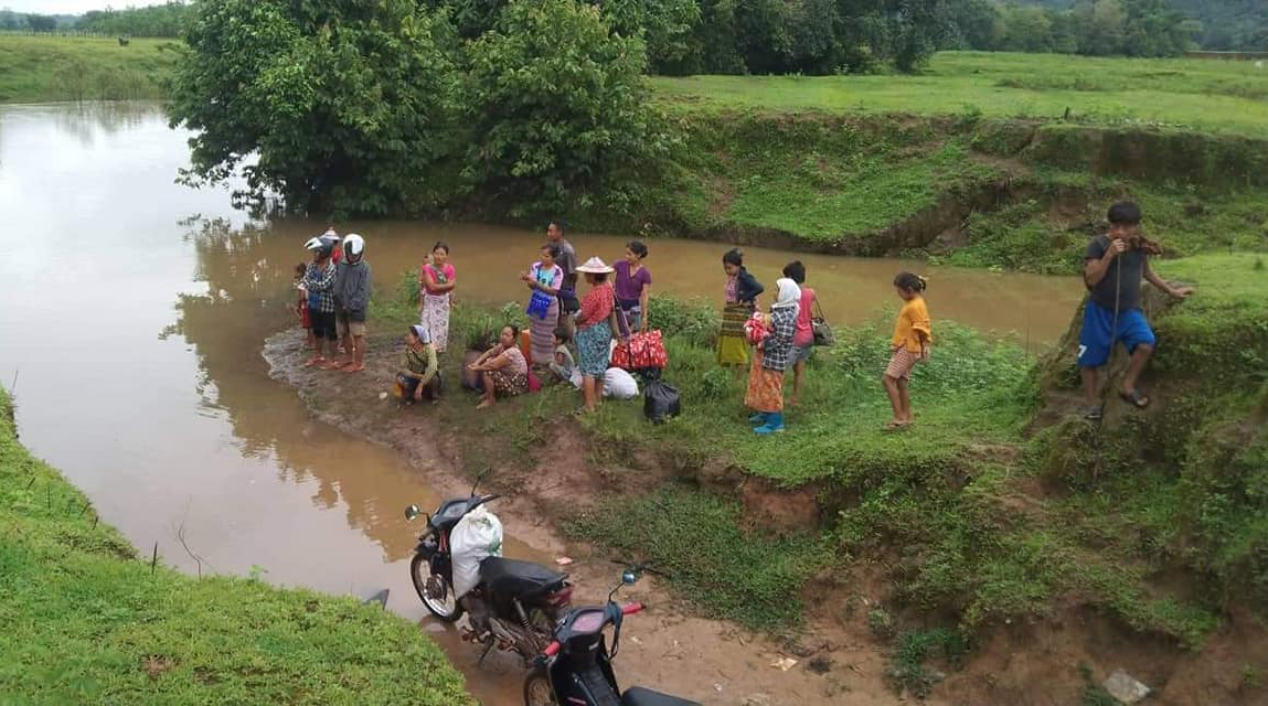 ၂၀၂၂ ခုနှစ် ဇူလိုင်လ ၉ ရက်နေ့က ကျိုက်ထိုမြို့နယ်မှာ  စစ်ကောင်စီတပ် လက်နက်ကြီးများဖြင့်  ပစ်ခတ်မှုကြောင့် ပြည်သူတွေ ထွက်ပြေးနေရစဥ် (Photo: KNU)