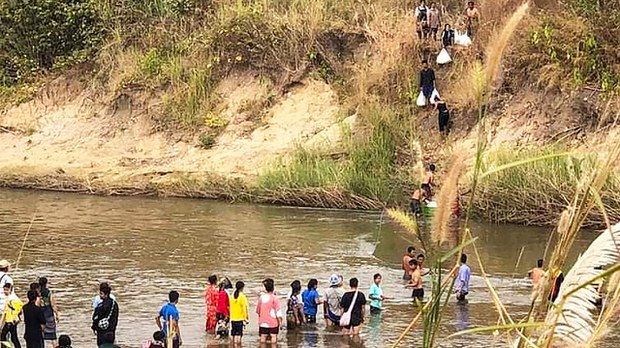 ကရင်မှာ တိုက်ပွဲတွေကြောင့် ဒုက္ခသည်နှစ်သောင်းကျော် နေရပ်ပြန်ဖို့ခက်နေ ကရင်မှာ တိုက်ပွဲတွေကြောင့် ဒုက္ခသည်နှစ်သောင်းကျော် နေရပ်ပြန်ဖို့ခက်နေ