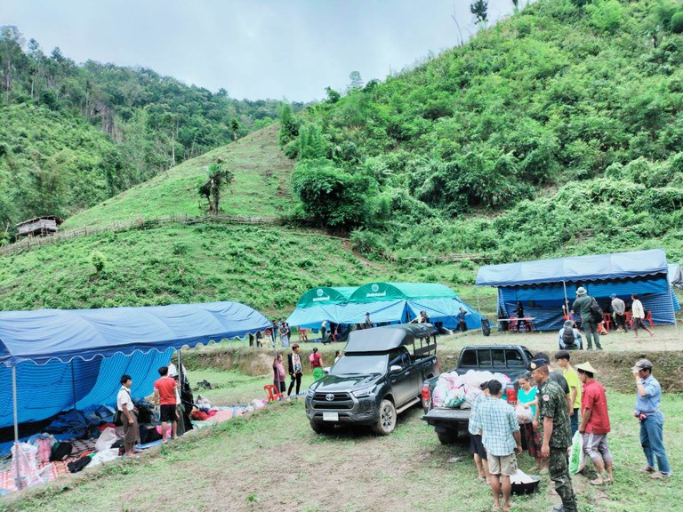 ထိုင်းနိုင်ငံဘက်သို့ ခိုလှုံလာသည့် ကရင်နီပြည်နယ်မှ စစ်ဘေးဒုက္ခသည်များအား ၂၀၂၃ ခုနှစ်၊ ဇွန်လ ၁၃ ရက်နေ့က တွေ့ရစဉ်။ (Photo: Citizen Journalist)