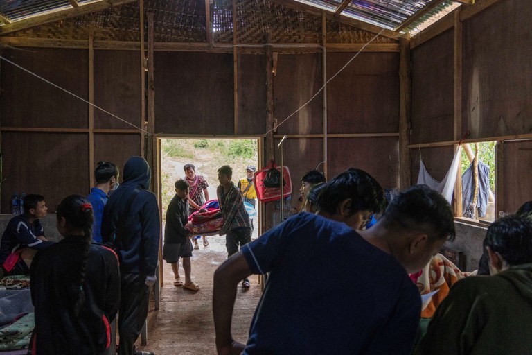 ကရင်နီပြည်ရဲတပ်ဖွဲ့မှူး ရာဇာထွန်းဇနီးဖြစ်သူ မဇင်ဇင်အောင်ကို အိုဝမ်း (O-1) ဆေးရုံတွင် ခွဲစိတ်ကုသပြီးနောက် လူနာဆောင်တစ်ခုသို့ သယ်ဆောင်လာသည်ကို ၂၀၂၄ ခုနှစ် နိုဝင်ဘာလ ၆ ရက်နေ့က တွေ့ရစဉ်။ (Gemunu Amarasinghe/RFA)