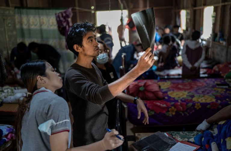 ဒေါက်တာအောင်ကိုမြင့် (ယာ) နှင့် ဒေါက်တာထရေစီတို့ကို ၂၀၂၄ ခုနှစ် နိုဝင်ဘာလ ၁၀ ရက်နေ့က အိုဝမ်းဆေးရုံတွင် တွေ့ရစဉ်။ (Gemunu Amarasinghe/RFA)