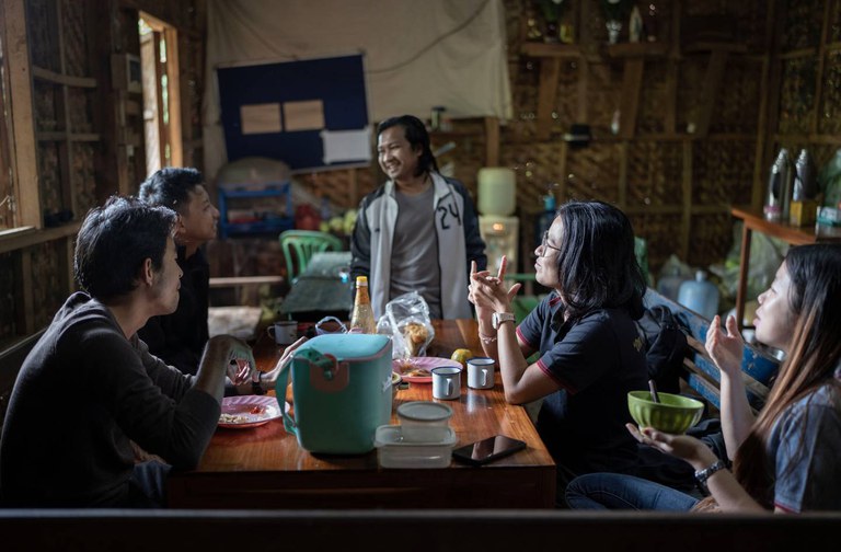 (ဝဲမှယာ) ဒေါက်တာအောင်ကိုမြင့်၊ ဒေါက်တာယိုရီ၊ ဒေါက်တာကောင်းဟိန်း၊ ဒေါက်တာနှင်းနုနုဝေနှင့် ဒေါက်တာထရေစီတို့ကို ၂၀၂၄ ခုနှစ် နိုဝင်ဘာလ ၁၀ ရက်နေ့က အိုဝမ်းဆေးရုံ ထမင်းစားဆောင်တွင် တွေ့ရစဉ်။ (Gemunu Amarasinghe/RFA)