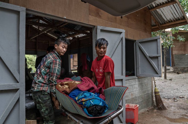 သေဆုံးသွားသည့်လူနာတစ်ဦးကို ဆေးဝန်ထမ်းများနှင့် ဆွေမျိုးသားချင်းများက အိုဝမ်းဆေးရုံမှ သယ်ဆောင်လာသည်ကို ၂၀၂၄ ခုနှစ် နိုဝင်ဘာလ ၆ ရက်နေ့က တွေ့ရစဉ်။ (Gemunu Amarasinghe/RFA)