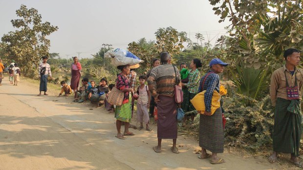 ခင်ဦးမှာ စစ်ကြောင်းထိုးလို့ ဒေသခံတစ်သောင်းနီးပါး ထွက်ပြေး ခင်ဦးမှာ စစ်ကြောင်းထိုးလို့ ဒေသခံတစ်သောင်းနီးပါး ထွက်ပြေး
