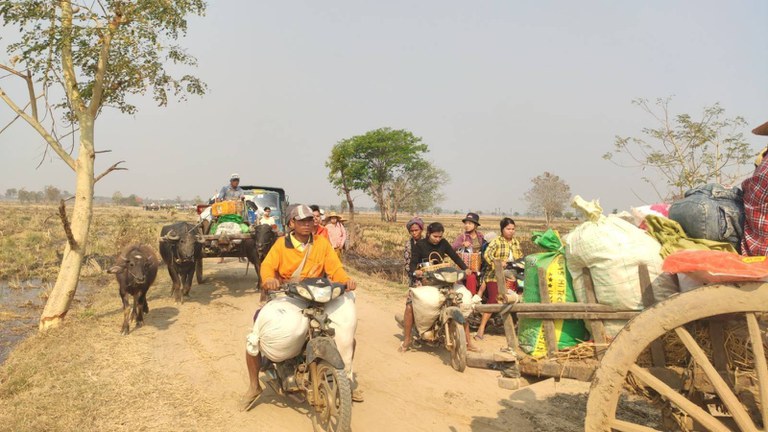 စစ်ကောင်စီစစ်ကြောင်းများကြောင့် ထွက်ပြေးတိမ်းရှောင်နေရသည့် ခင်ဦးမြို့နယ် အနောက်ဘက်ခြမ်းရွာများမှ ဒေသခံများအား ၂၀၂၃ ခုနှစ်၊ မတ်လ ၂ ရက်နေ့က တွေ့ရစဉ်။ (Photo: Citizen Journalist)