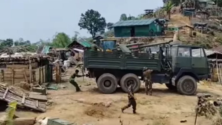 မံစီမြို့သိမ်းတိုက်ပွဲတွင် သိမ်းပိုက်ရရှိသည့် စစ်ကောင်စီတပ်၏ လက်နက်ကြီးများနှင့် အမြောက်ကျည်ဆန်များကို ၂၀၂၅ ခုနှစ် ဇန်နဝါရီ ၈ ရက်နေ့က တွေ့ရစဉ်။ (Screenshot from Citizen Video)