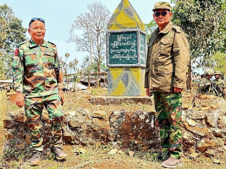 ၂ဝ၂၄ ခုနှစ် မတ်လ ၂၀ ရက်နေ့က NUG နှင့် KIA တို့ သိမ်းပိုက်ရရှိထားသည့် စစ်ကောင်စီ ဘွမ်ရေဘွမ့်တပ်စခန်းတစ်ခုသို့ သွားရောက်ကြည့်ရှုခဲ့ကြသည့် KIA ဒုတိယဗိုလ်ချုပ်ကြီးခေါင်လွမ်းနှင့် NUG ကာကွယ်ရေးဝန်ကြီး ဦးရည်မွန်။ (Photo: NUG)