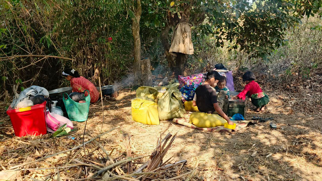 ရခိုင်ပြည်နယ် ကျောက်ဖြူမြို့နယ်မှ စစ်ဘေးဒုက္ခသည်များအား ၂၀၂၅ ခုနှစ်၊ ဖေဖော်ဝါရီလကုန်ပိုင်းအတွင်းက တွေ့ရစဉ်။ (Citizen Photo)