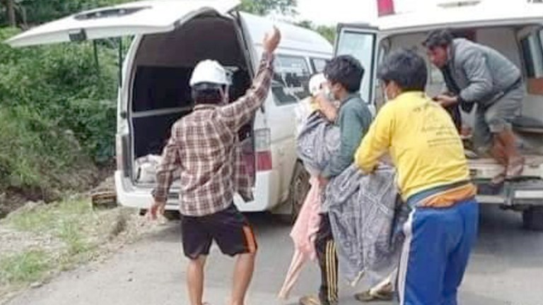 ချင်းပြည်နယ် မင်းတပ်မြို့မှာ ၂၀၂၁ ခုနှစ်၊ ဒီဇင်ဘာလ ၅ ရက်က မိုင်းနင်းမိသည့် လူနာများအား ဆေးရုံသို့ပို့ဆောင်ရန် သယ်ဆောင်နေသည်ကို တွေ့ရစဉ်။ (မင်းတပ်မြို့ ပရဟိတအဖွဲ့ ဓာတ်ပုံ)