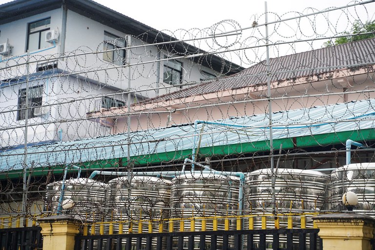 ၂၀၂၂ ခုနှစ် စက်တင်ဘာလ ၂၁ ရက်နေ့က ကမ္ဘောဒီးယားနိုင်ငံ သီဟာနုဗီလာ အထူးစီးပွားရေးဇုန်တွင် ဆိုက်ဘာရာဇ၀တ်ဂိုဏ်းများကို ဝင်ရောက်စီးနင်းစဉ် လူကုန်ကူးမှု၊ ပြန်ပေးဆွဲမှုနှင့် ညှဉ်းပန်းနှိပ်စက်မှု အထောက်အထားများ တွေ့ခဲ့ရသည့် Great Wall Park ခြံဝင်းကို တွေ့ရစဉ်။ (Photo: Reuters)