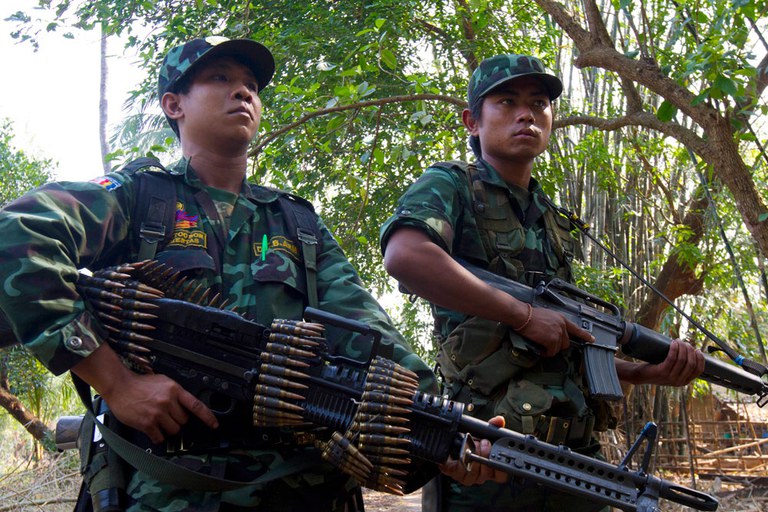 ကရင်ပြည်နယ် မြဝတီမြို့နယ်တွင် ဒီမိုကရေစီအကျိုးပြု ကရင့်တပ်မတော် (DKBA) နယ်ခြားစောင့်တပ်ဖွဲ့ဝင်တချို့ကို တွေ့ရစဉ်။ (Reuters File Photo)