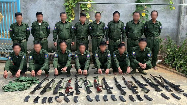 ကိုးကန့်ဒေသအတွင်း လက်နက်ချခဲ့သည့် ပြည်သူ့စစ်အဖွဲ့ဝင်များ၏ ပုံအား ၂၀၂၃ ခုနှစ် အောက်တိုဘာလ ၃၁ ရက်နေ့တွင် ကိုးကန့်တပ်ဖွဲ့က ထုတ်ပြန်ထားစဉ်။ (Photo: The Kokang)