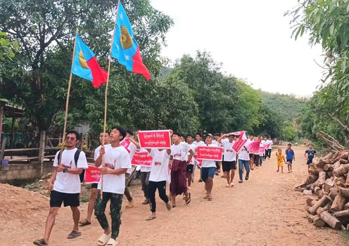 ရှမ်းပြည်နယ် ဖယ်ခုံမြို့နယ် မြင်းမထိတောင်မှာ လေးပွင့်ကြယ်ကုမ္ပဏီနှင့် မစ္စတာဝမ်ကုမ္ပဏီတို့ အကြီးစား သတ္တုတူးဖော်နေမှုကို ဒေသခံများက ၂၀၂၅ မေလ ၁ ရက်နေ့က ကန့်ကွက်ဆန္ဒပြခဲ့ကြစဉ်။