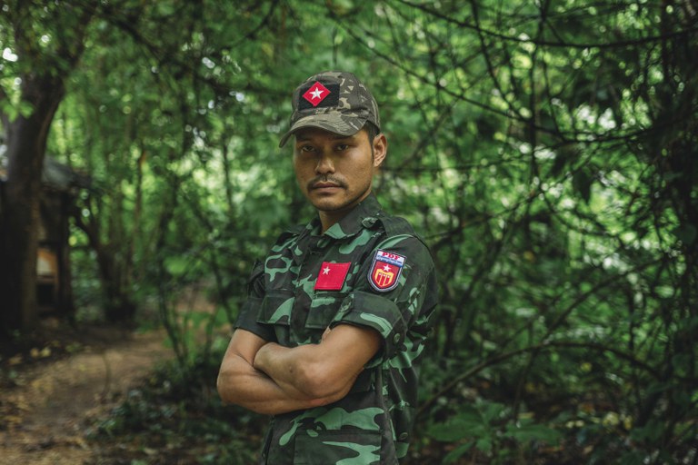 ပြည်သူ့ကာကွယ်ရေးတပ် (PDF) အဖွဲ့ဝင် ရဲဘော်ဘာလီကို ကော်ဘရာစစ်ကြောင်းတပ်စခန်းတွင် ၂၀၂၄ ခုနှစ် ဇူလိုင်လ ၁၁ ရက်နေ့က တွေ့ရစဉ်။ (Photo - Chan Aung/ RFA)