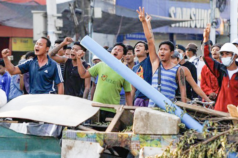 စစ်တပ်အာဏာသိမ်းပြီးနောက် ၂၀၂၁ ခုနှစ် မတ်လ ၄ ရက်နေ့က ရန်ကုန်တိုင်း မြောက်ဥက္ကလာပမြို့နယ်တွင် စစ်အစိုးရဆန့်ကျင်ရေး ဆန္ဒပြသူများကို တွေ့ရစဉ်။ (Photo: RFA)