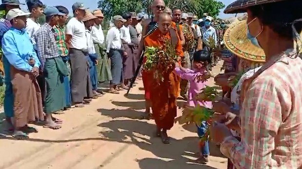mabatha-monks.jpg mabatha-monks.jpg