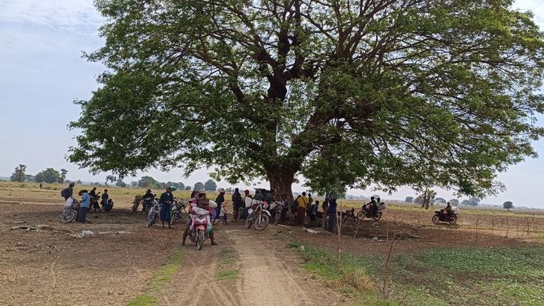 စစ်ကိုင်းတိုင်း၊ မြောင်မြို့နယ်မှာ စစ်ကောင်စီ စစ်ကြောင်းထိုးနေသောကြောင့် နေရပ်စွန့်ခွာ တိမ်းရှောင်နေရသည့် စစ်ဘေးဒုက္ခသည်များအား ၂၀၂၃ ခုနှစ်၊ မတ်လ ၂၁ ရက်နေ့က တွေ့ရစဉ်။ (CDSOM Photo)