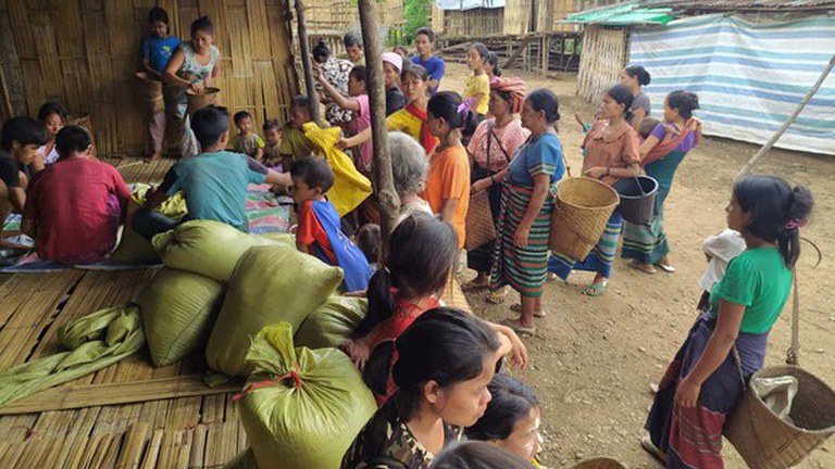 မကွေးတိုင်း၊ ဆောမြို့နယ် အညာကတင်းကျေးရွာရှိ စစ်ဘေးဒုက္ခသည်များအား ၂၀၂၂ ခုနှစ်၊ စက်တင်ဘာလ ၅ ရက်နေ့က တွေ့ရစဉ်။ (Photo: Citizen Journalist)
