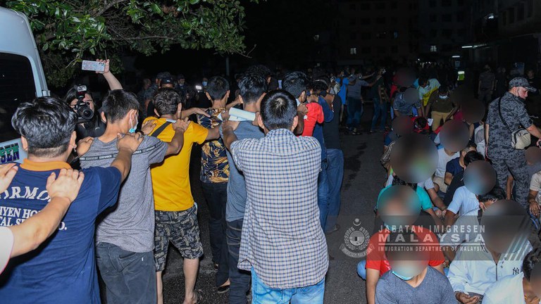 ၂၀၂၄ ခုနှစ် ဇန်နဝါရီလ ၁၉ ရက်နေ့တွင် မလေးရှား လူဝင်မှုကြီးကြပ်ရေး အာဏာပိုင်များမှ ရွှေ့ပြောင်းအလုပ်သမားများအား စစ်ဆေးနေသည်ကို တွေ့ရစဉ်။ (Photo: Jabatan Imigresen Malaysia)