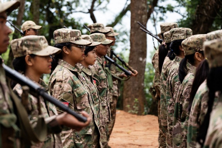 မန္တလေးပြည်သူ့ကာကွယ်ရေးတပ်ဖွဲ့ (MDY-PDF) မှ အမျိုးသမီးအဖွဲ့ဝင်များအား ရှမ်းပြည်နယ်မြောက်ပိုင်းရှိ ရှေ့တန်းစစ်မြေပြင်တွင် ၂၀၂၃ ခုနှစ် ဒီဇင်ဘာလ ၁၁ ရက်နေ့တွင် တွေ့ရစဉ်။ (Photo: AFP)