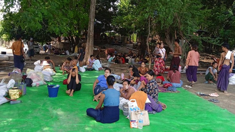 မြင်းခြံမြို့နယ်မှ စစ်ဘေးဒုက္ခသည်များအား ၂၀၂၄ ခုနှစ် မေလ ၂၀ ရက်နေ့က တွေ့ရစဉ်။ (ပြည်သူ့ကာကွယ်ရေးတပ်ဖွဲ့ မြင်းခြံ ဓာတ်ပုံ)