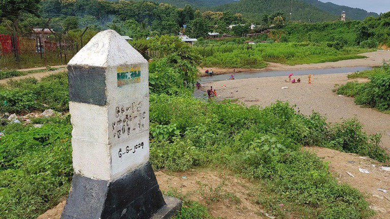 မြန်မာနိုင်ငံနှင့် မဏိပူရ်နယ်နိမိတ် မှတ်တိုင်တစ်ခုအား တွေ့ရစဉ်။ (Photo: www.time8.in)