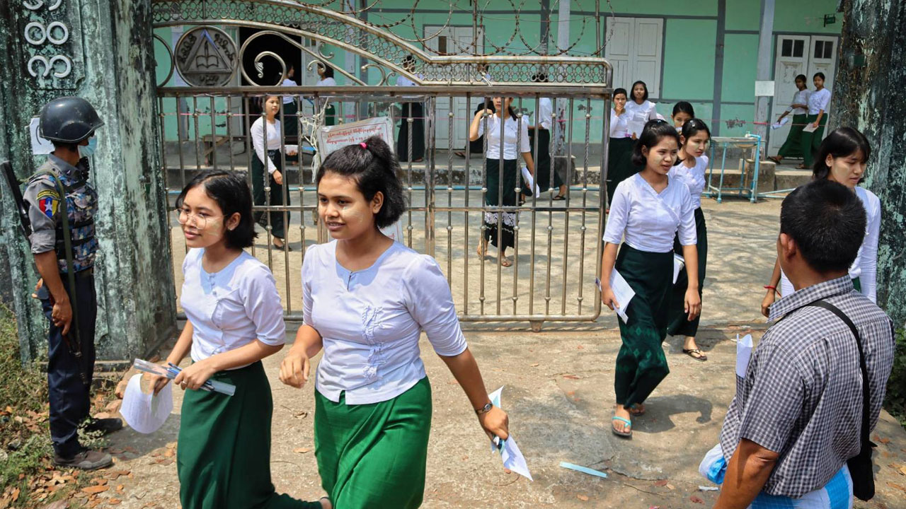 ရခိုင်ပြည်နယ်၊ စစ်တွေမြို့ရှိ အခြေခံပညာအထက်တန်းကျောင်းတစ်ခုတွင် တက္ကသိုလ်ဝင်စာ‌မေးပွဲဖြေဆိုခဲ့ကြသည့် ကျောင်းသူ၊ ကျောင်းသားများအား ၂၀၂၂ ခုနှစ်၊ မတ်လ ၃၁ ရက်နေ့က တွေ့ရစဉ်။ (Photo: RFA)