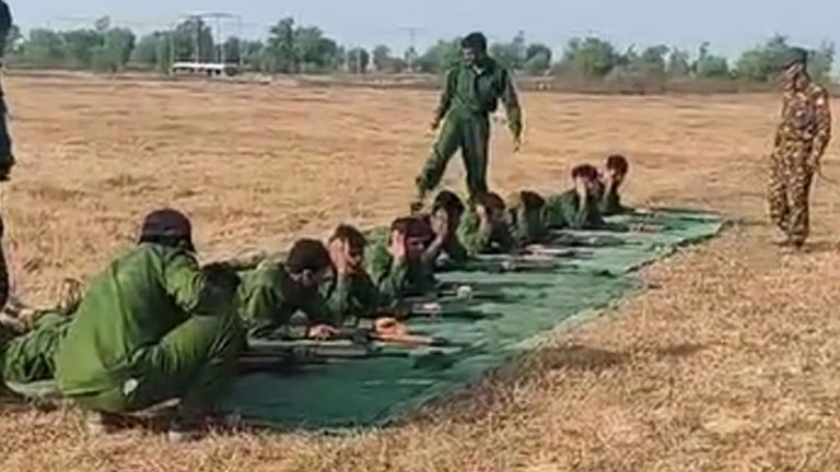 မွတ်စလင်များအား စစ်ယူနီဖောင်းဝတ်ဆင်ပေးပြီး စစ်သင်တန်းပေးနေသည်ကို ၂၀၂၄ ခုနှစ် မတ်လ ၁၀ ရက်နေ့က တွေ့ရစဉ်။ (Citizen Photo)