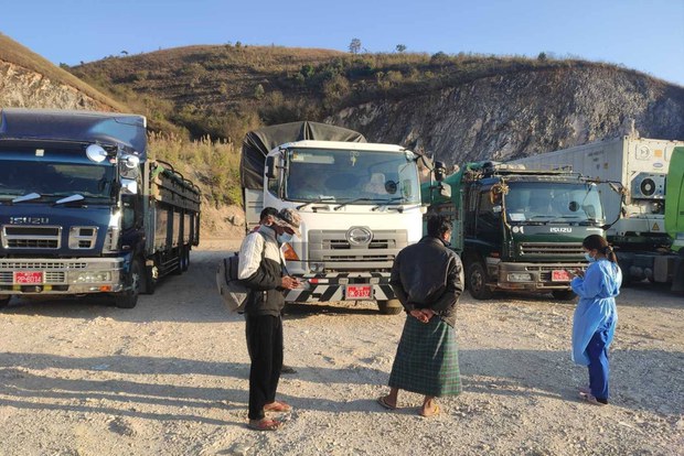 တကျော့ပြန် ကိုဗစ်ကူးစက်မှုကြောင့် နယ်စပ်ကုန်သည်တွေ စိုးရိမ်နေ တကျော့ပြန် ကိုဗစ်ကူးစက်မှုကြောင့် နယ်စပ်ကုန်သည်တွေ စိုးရိမ်နေ