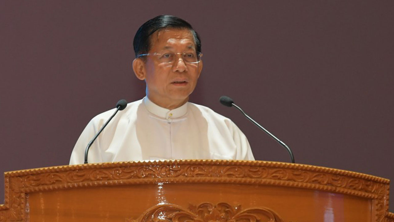 စစ်ကောင်စီခေါင်းဆောင် ဗိုလ်ချုပ်မှူးကြီး မင်းအောင်လှိုင်အား ၂၀၂၃ ခုနှစ်၊ သြဂုတ်လ ၈ ရက်နေ့က တွေ့ရစဉ်။ (Photo: Myanmar Military)
