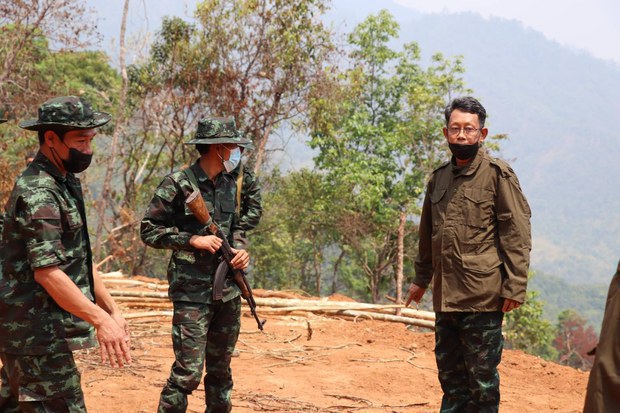 အမျိုးသားညီညွတ်ရေးအစိုးရ (NUG ) ကာကွယ်ရေးဝန်ကြီး ဦးရည်မွန်အား ရှေ့တန်းတစ်နေရာတွင် ၂၀၂၂ ခုနှစ် ဧပြီလ ၁၆ ရက်နေ့က တွေ့ရစဉ်။ (Photo: Ministry of Defence - NUG)