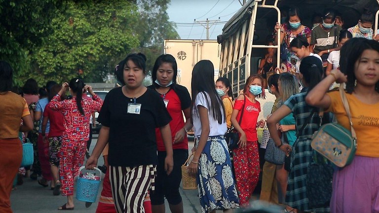 ရန်ကုန်တိုင်း၊ လှိုင်သာယာမြို့နယ်တွင် အလုပ်လုပ်ရန် လာရောက်ကြသည့် စက်ရုံဝန်ထမ်းများအား ၂၀၂၂ ခုနှစ်၊ ဧပြီလ ၇ ရက်နေ့က တွေ့ရစဥ်။ (RFA Photo)