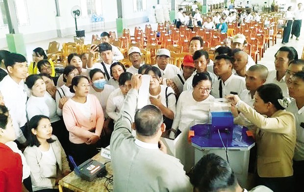 လူထုကိုဖိအားပေးပြီး ရွေးကောက်ပွဲ ပြုလုပ်နိုင်ကြောင်း လေ့လာသူတချို့သုံးသပ် လူထုကိုဖိအားပေးပြီး ရွေးကောက်ပွဲ ပြုလုပ်နိုင်ကြောင်း လေ့လာသူတချို့သုံးသပ်