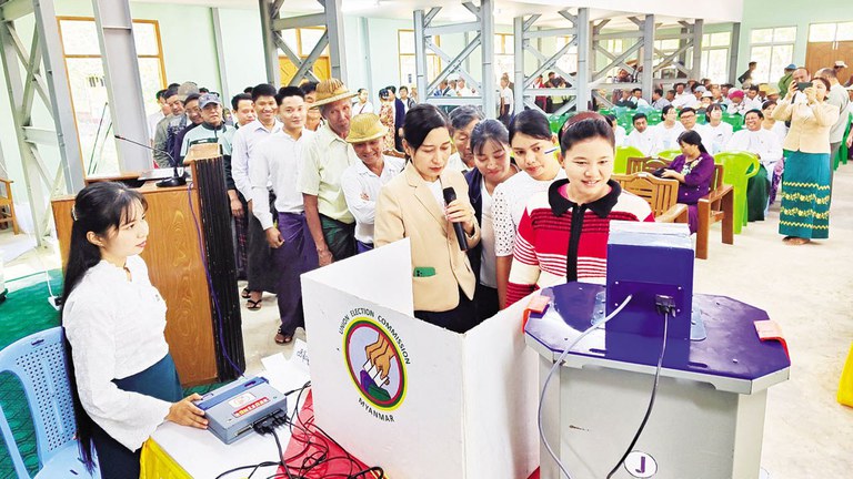 ရန်ကုန်တိုင်းရှိ မြို့နယ်တစ်ခုတွင် ရွေးကောက်ပွဲအကြို လှုပ်ရှားမှုအဖြစ် မြန်မာ အီလက်ထရွန်နစ်မဲပေးစက်ဖြင့် စမ်းသပ်မဲပေးလေ့လာခြင်းအား ၂၀၂၃ ခုနှစ် ဒီဇင်ဘာလ ၂၈ ရက်နေ့က ပြုလုပ်ခဲ့စဉ်။ (Photo: Myanmar Military)