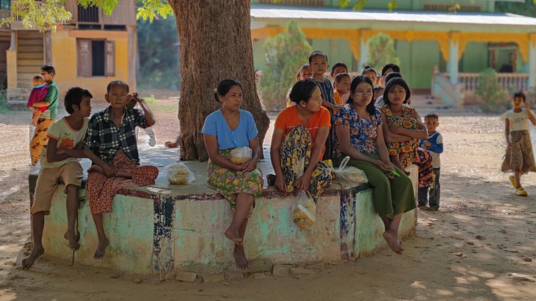 စစ်ကိုင်းတိုင်း ဆားလင်းကြီးမြို့နယ်မှ စစ်ဘေးဒုက္ခသည်များအား ၂၀၂၄ ခုနှစ်၊ ဇန်နဝါရီလ ၁၃ ရက်နေ့က တွေ့ရစဉ်။ (ဓာတ်ပုံ - အညာပစ်တိုင်းထောင်လေးများ)