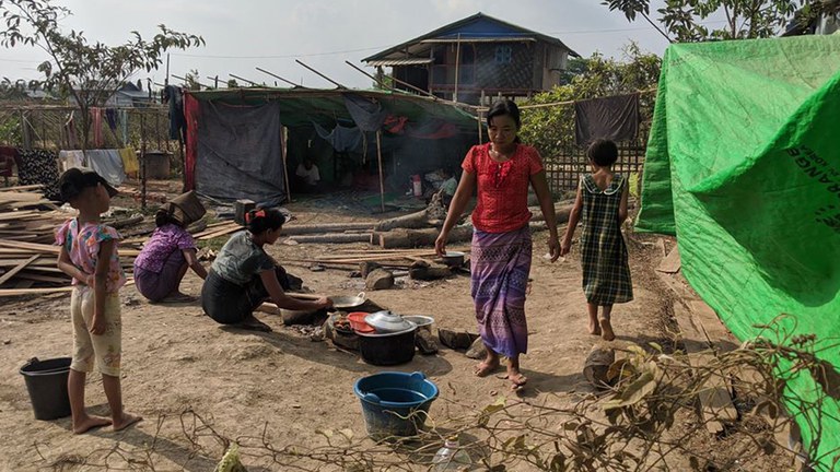 ရခိုင်ပြည်နယ် စစ်တွေမြို့  စက်ရုံစုရပ်ကွက် (၂)၊ မေတ္တာပါရမီကျောင်းတိုက်တွင် လာရောက်ခိုလှုံနေသည့် စစ်ဘေးဒုက္ခသည်များအား ၂၀၂၀ ခုနှစ်၊ ဧပြီလ ၁၀ ရက်နေ့က တွေ့ရစဉ်။ (Photo: RFA)