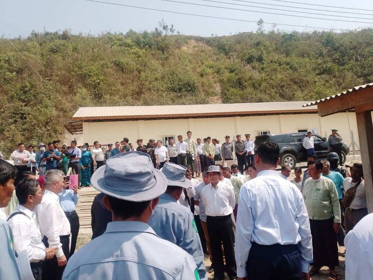 ရခိုင်ပြည်နယ် အနောက်မြောက်ပိုင်းဒေသ မြန်မာ-ဘင်္ဂလားဒေ့ရှ်နယ်စပ်ရှိ ရိုဟင်ဂျာ ပြန်လက်ခံရေးအစီအစဉ်အား သွားရောက်ကြည့်ရှုခဲ့သည့်  စစ်ကောင်စီရဲ့ အပြည်ပြည်ဆိုင်ရာ ပူးပေါင်းဆောင်ရွက်ရေးဝန်ကြီး ဦးကိုကိုလှိုင်နှင့် အဖွဲ့ဝင်များကို ၂၀၂၃ ခုနှစ် မတ်လ ၉ ရက်နေ့က တွေ့ရစဉ်။ (Photo: Citizen Journalist)