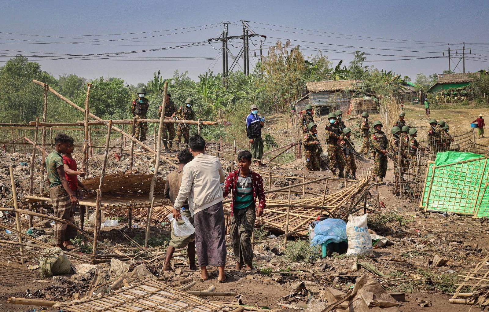 ၂၀၂၂ ခုနှစ် မတ်လ ၁၀ ရက်နေ့က စစ်တွေမြို့ အာဂျိတ်တော်ကုန်းတွင် စစ်ကောင်စီလုံခြုံရေးတပ်ဖွဲ့ဝင်များ ဖျက်ဆီးခဲ့သည့် ကျူးကျော်နေအိမ်များကို တွေ့ရစဥ် (Photo: RFA)