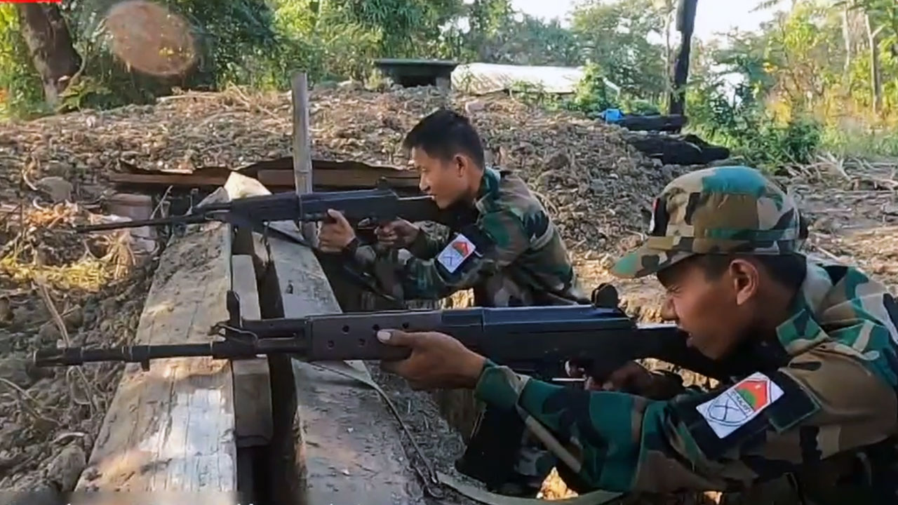 စစ်ကိုင်းတိုင်း၊ ကလေးခရိုင် အမှတ် (၇) တပ်ရင်းမှ တပ်ဖွဲ့ဝင်အချို့အား ၂၀၂၃ ခုနှစ်၊ ဖေဖော်ဝါရီလအတွင်းက တွေ့ရစဉ်။ (Screenshot: People's Defense Force Kalay-Battalion 7 video)