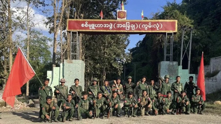 ကွမ်းလုံမြို့ စစ်ကောင်စီဗျူဟာကုန်းကို ညီနောင်မဟာမိတ်တပ်အဖွဲ့များ ၂၀၂၃ ခုနှစ် နိုဝင်ဘာ ၁၂ ရက်နေ့က သိမ်းပိုက်ခဲ့သည်ကိုတွေ့ရစဉ်။(Photo : The Kokang)