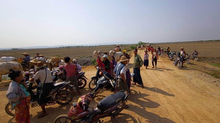 စစ်ကိုင်းတိုင်း၊ စစ်ကိုင်းမြို့နယ်မှ ဒေသခံများအား ၂၀၂၃ ခုနှစ် မေလ ၁၉ ရက်နေ့က တွေ့ရစဉ်။ (Citizen Photo)