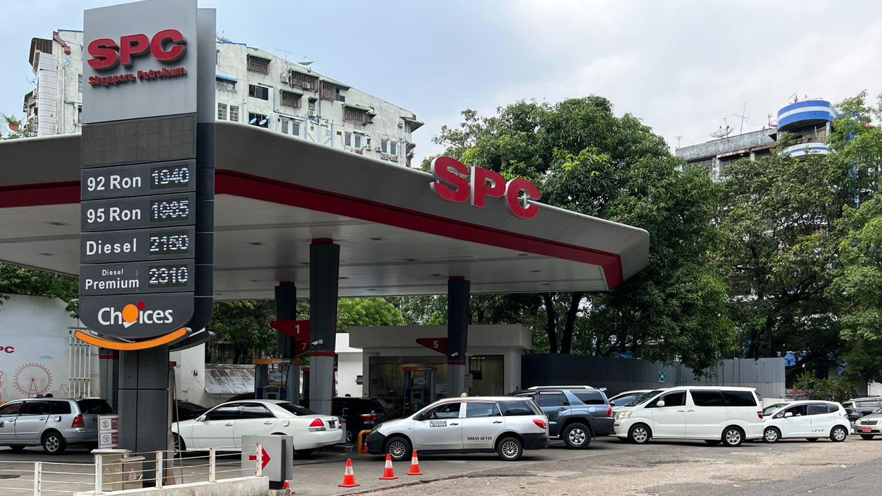 ရန်ကုန်မြို့ မြေနီကုန်းရှိ SPC စက်သုံးဆီဆိုင်မှာ ဆီဖြည့်ရန် တန်းစီနေသည့်ကားများကို ၂၀၂၂ ခုနှစ် ဧပြီလ ၂၀ ရက်နေ့တွင် တွေ့ရစဥ်
