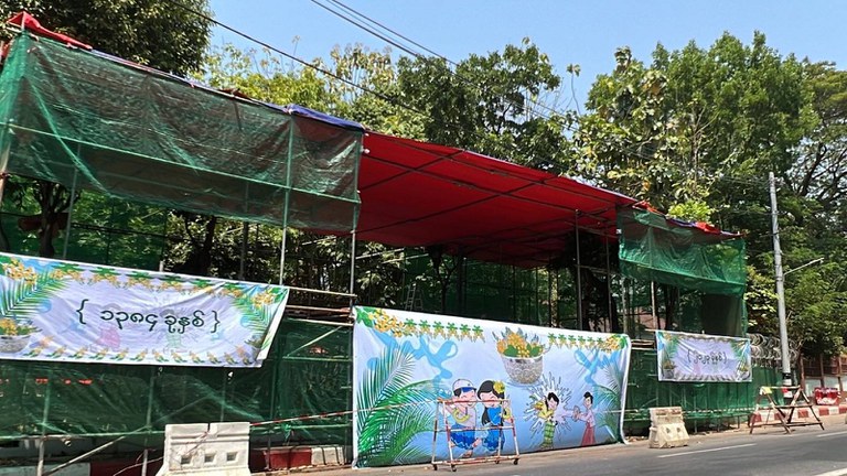 စစ်ကောင်စီ ဆောက်လုပ်ထားသည့် အင်းယားလမ်းရှိ သင်္ကြန်မဏ္ဍပ်များကို ၂၀၂၃ ခုနှစ် ဧပြီလ ၁၀ ရက်နေ့က တွေ့ရစဉ်။ (Photo: RFA)