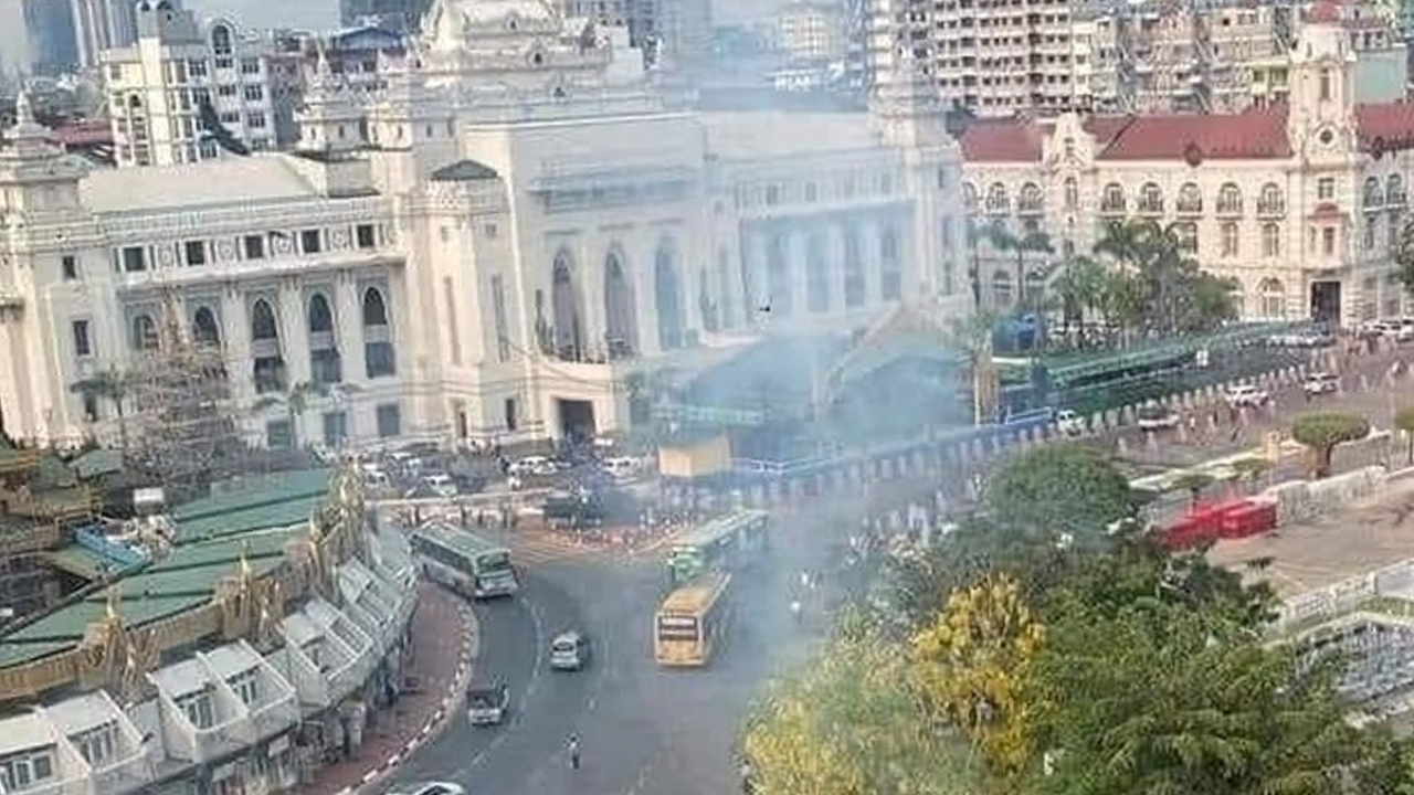 ရန်ကုန်မြို့တော်ခန်းမရှေ့ မြို့တော်ဝန်သင်္ကြန်မဏ္ဍပ်အနီးမှာ ၂၀၂၂ ခုနှစ် ဧပြီလ ၈ ရက်နေ့ ညနေက ဗုံးပေါက်ကွဲခဲ့စဥ်