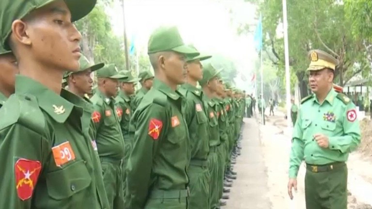 စစ်ကောင်စီ အရာရှိတစ်ဦးနဲ့ ပြည်သူ့စစ်မှုထမ်းသင်တန်းအပတ်စဥ် (၁) ကိုတက်ရောက်နေသူများကို ၂၀၂၄ ခုနှစ် ဧပြီ ၈ ရက်နေ့က တွေ့ရစဉ်။ (Photo: Myanmar Military)